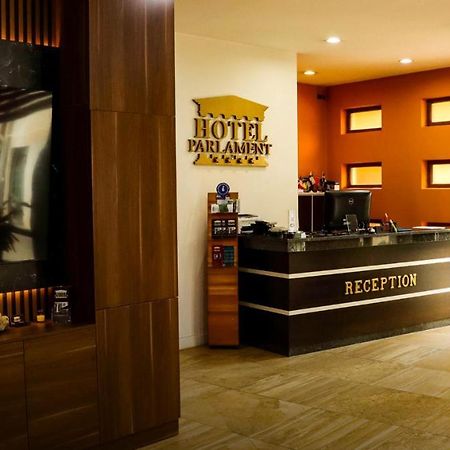 Hotel Parlament Pristina Esterno foto