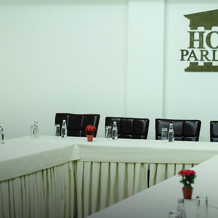 Hotel Parlament Pristina Esterno foto
