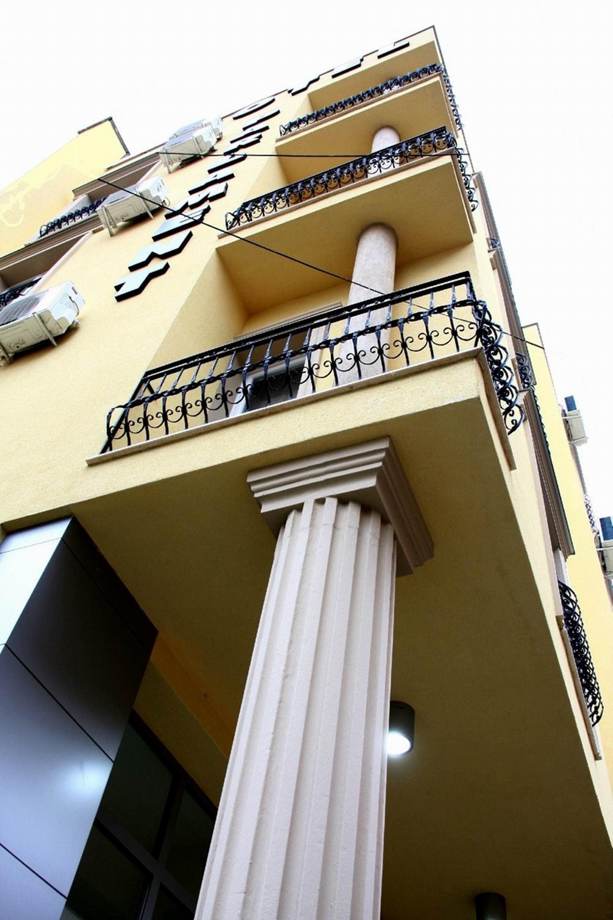 Hotel Parlament Pristina Esterno foto