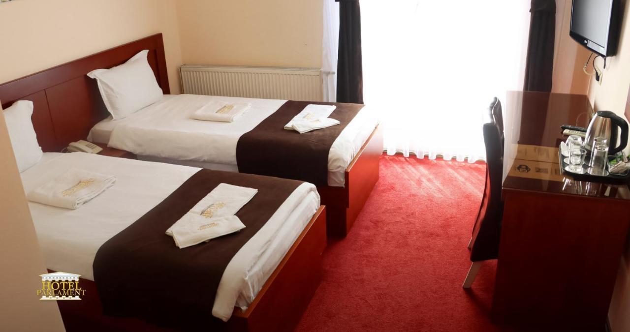 Hotel Parlament Pristina Esterno foto