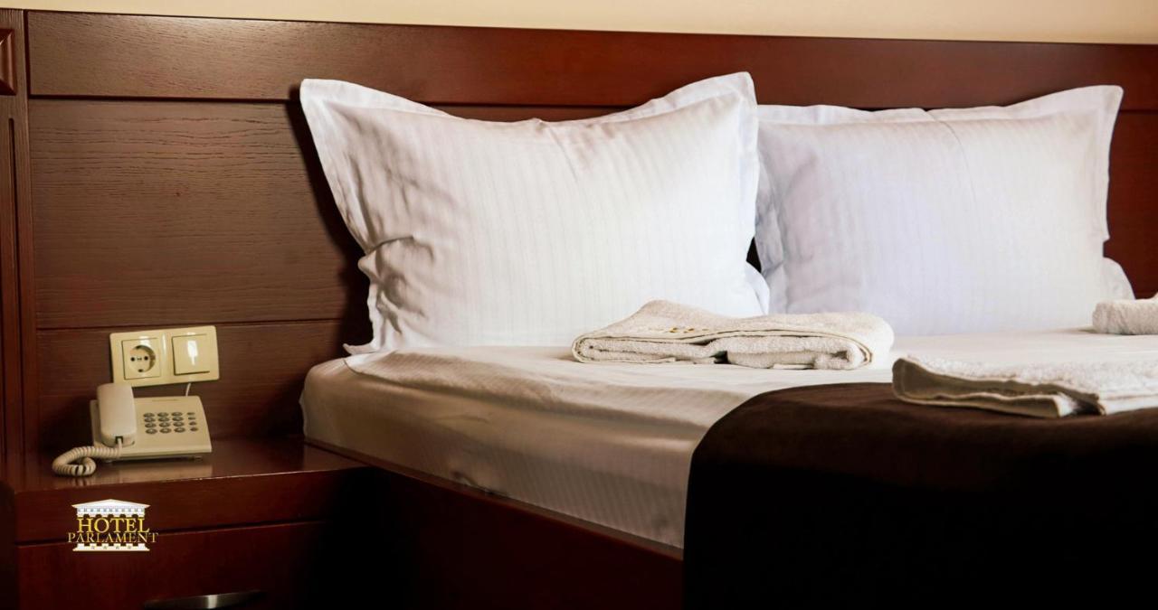 Hotel Parlament Pristina Esterno foto