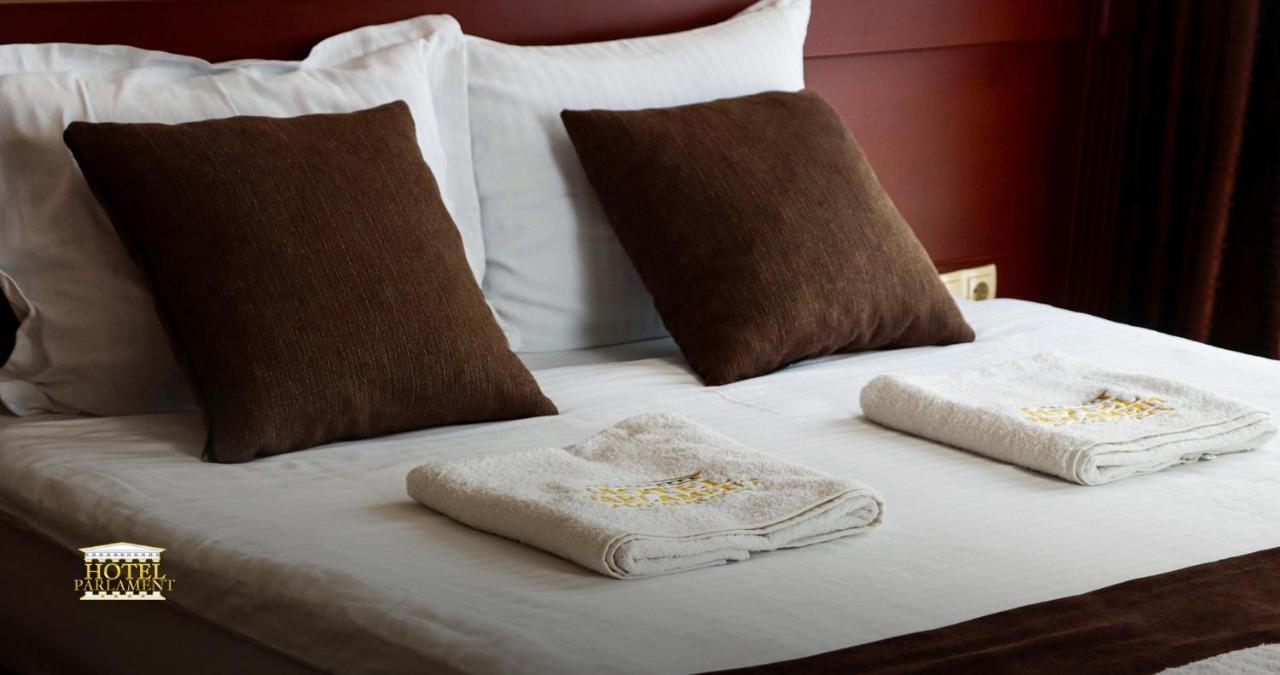 Hotel Parlament Pristina Esterno foto