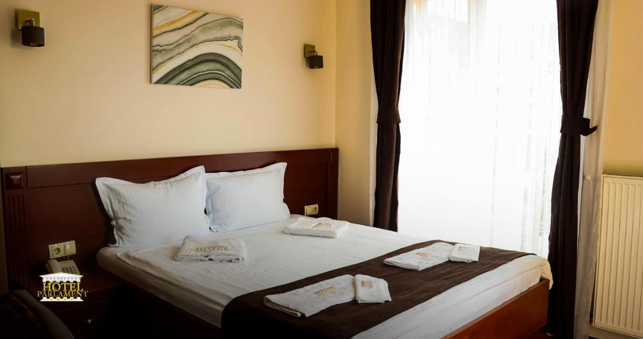 Hotel Parlament Pristina Esterno foto