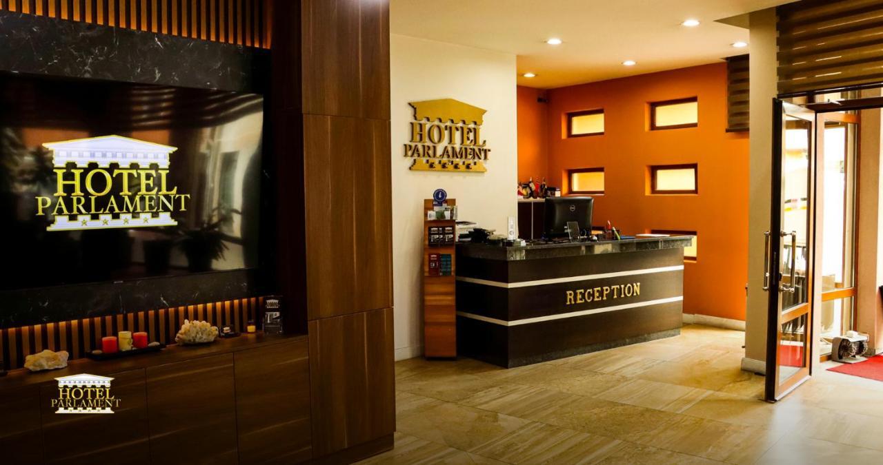 Hotel Parlament Pristina Esterno foto