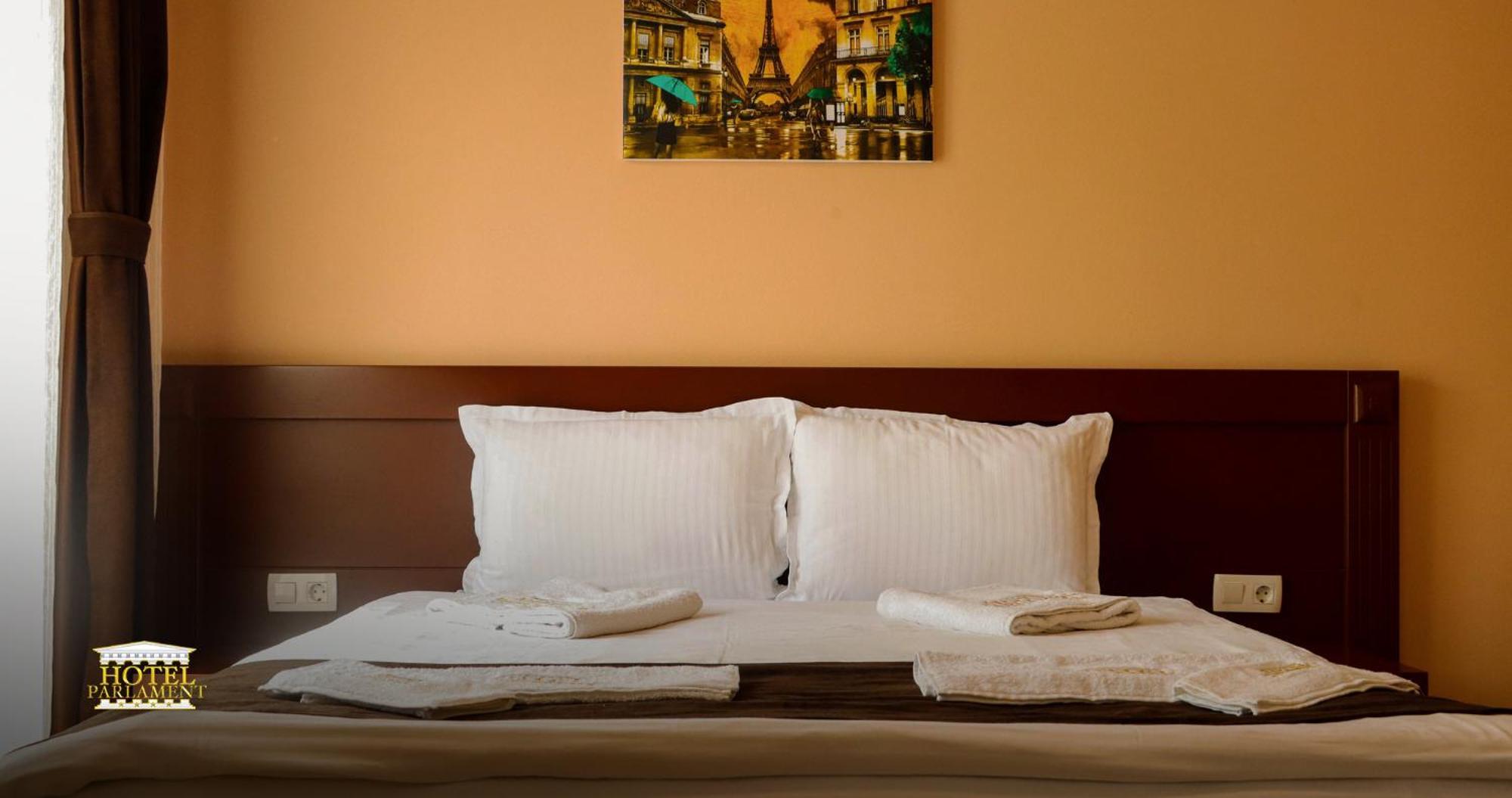 Hotel Parlament Pristina Esterno foto