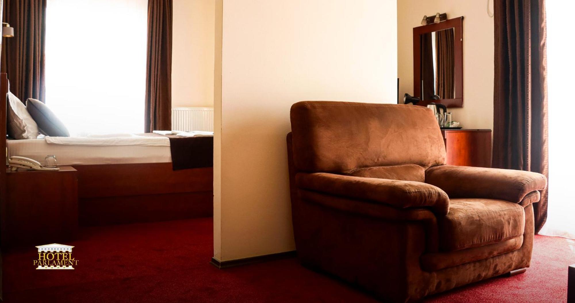 Hotel Parlament Pristina Esterno foto