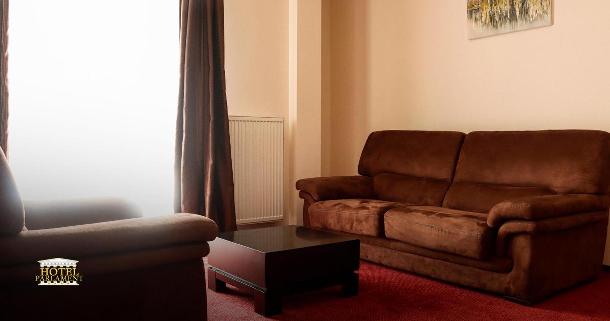 Hotel Parlament Pristina Esterno foto