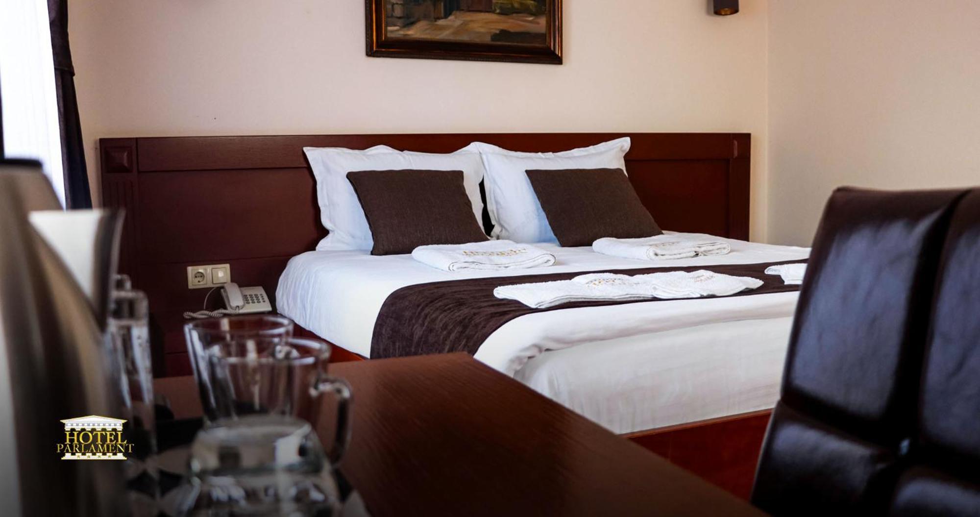 Hotel Parlament Pristina Esterno foto