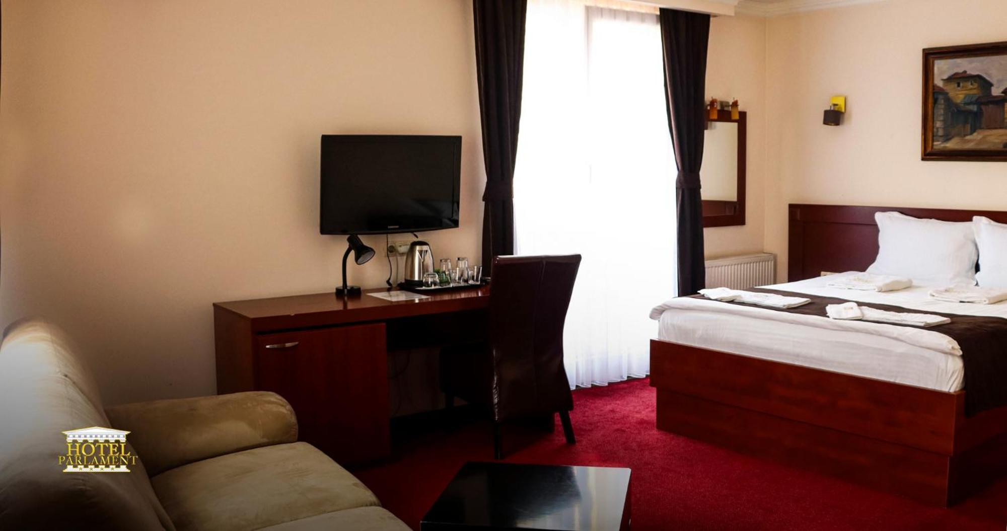 Hotel Parlament Pristina Esterno foto