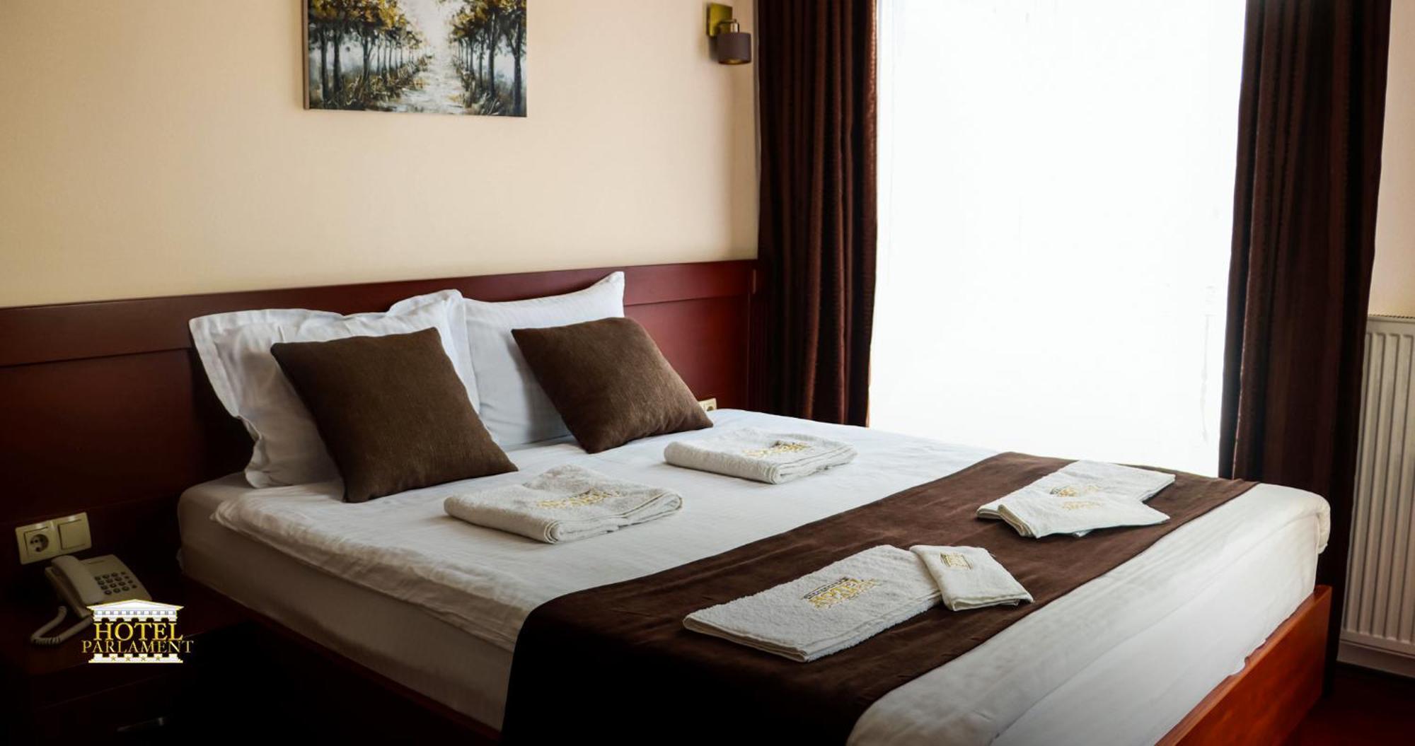 Hotel Parlament Pristina Esterno foto