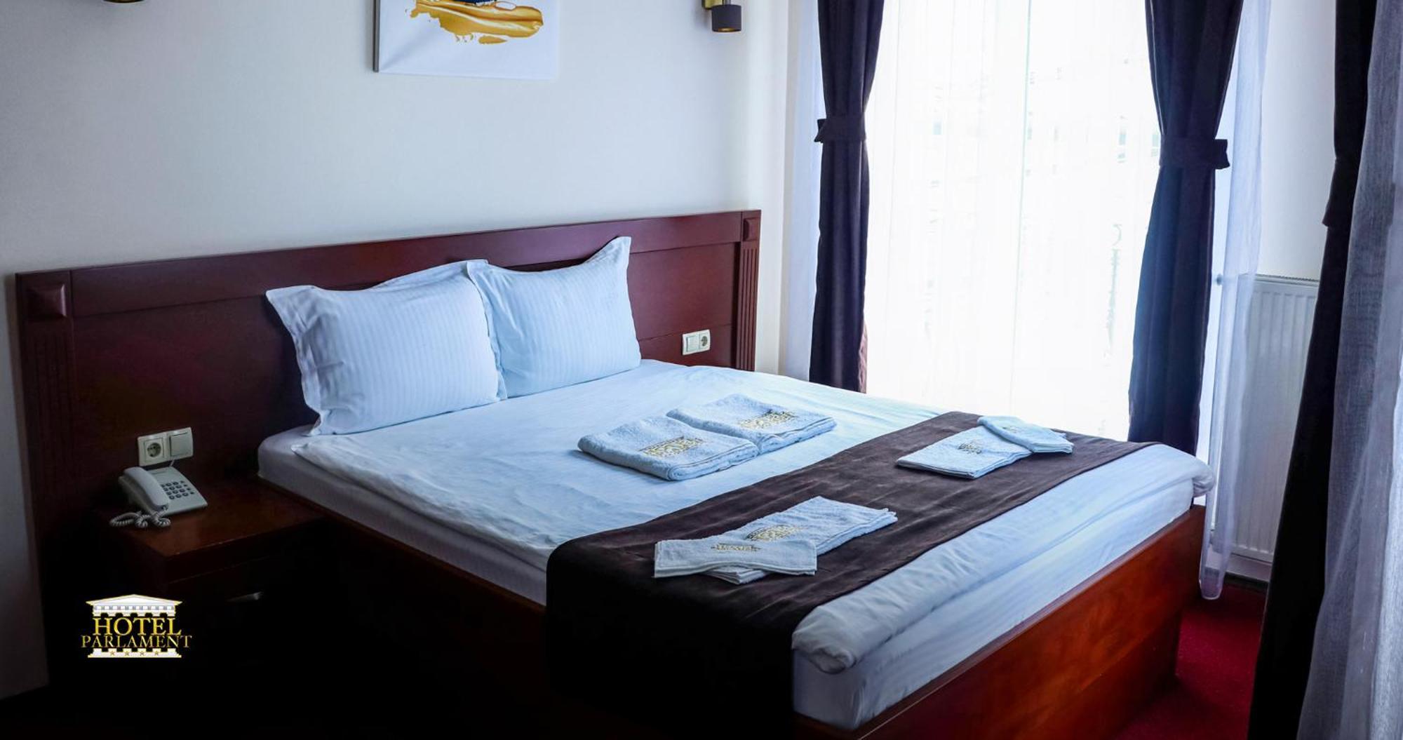 Hotel Parlament Pristina Esterno foto