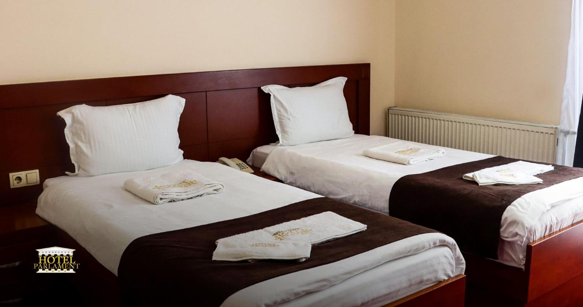 Hotel Parlament Pristina Esterno foto