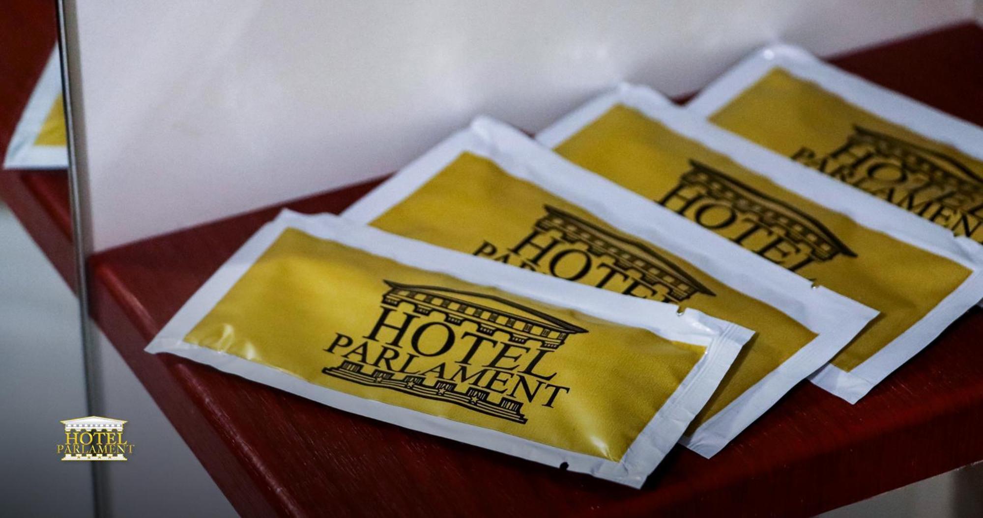 Hotel Parlament Pristina Esterno foto