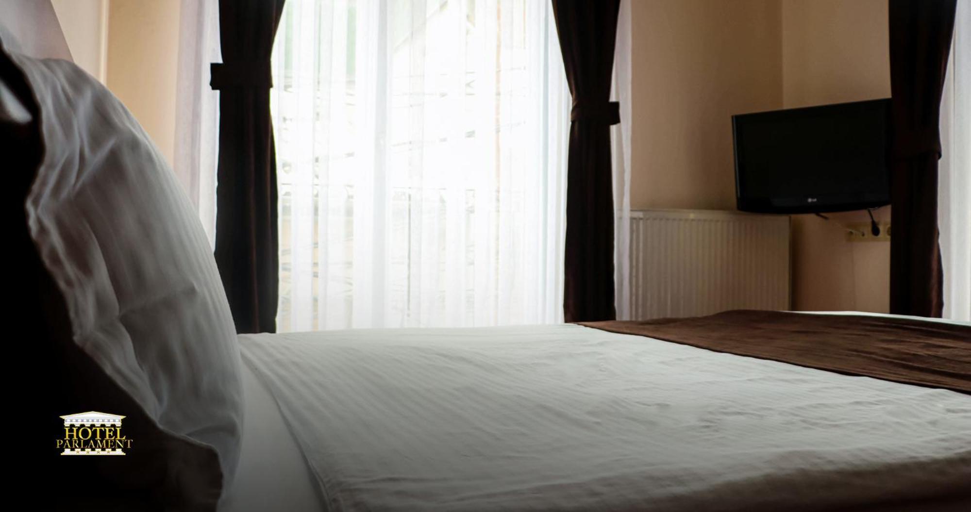 Hotel Parlament Pristina Esterno foto