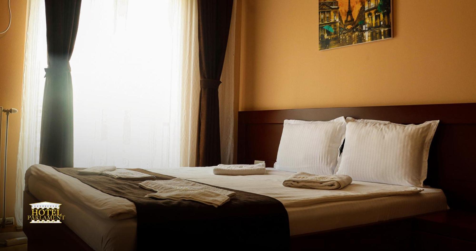 Hotel Parlament Pristina Esterno foto