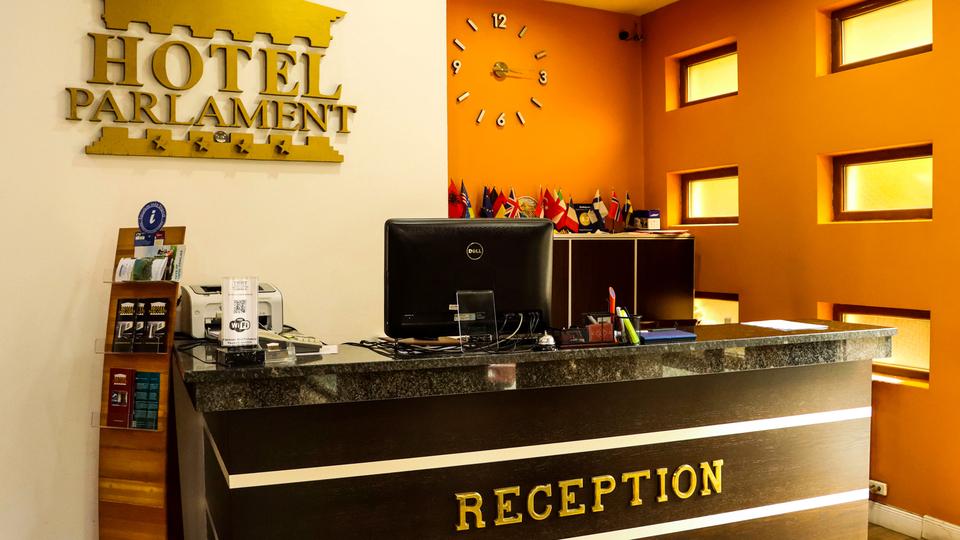 Hotel Parlament Pristina Esterno foto