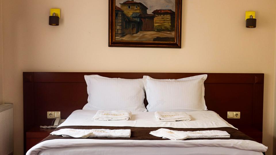 Hotel Parlament Pristina Esterno foto