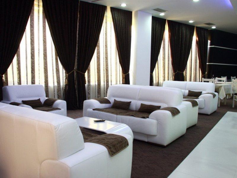 Hotel Parlament Pristina Esterno foto