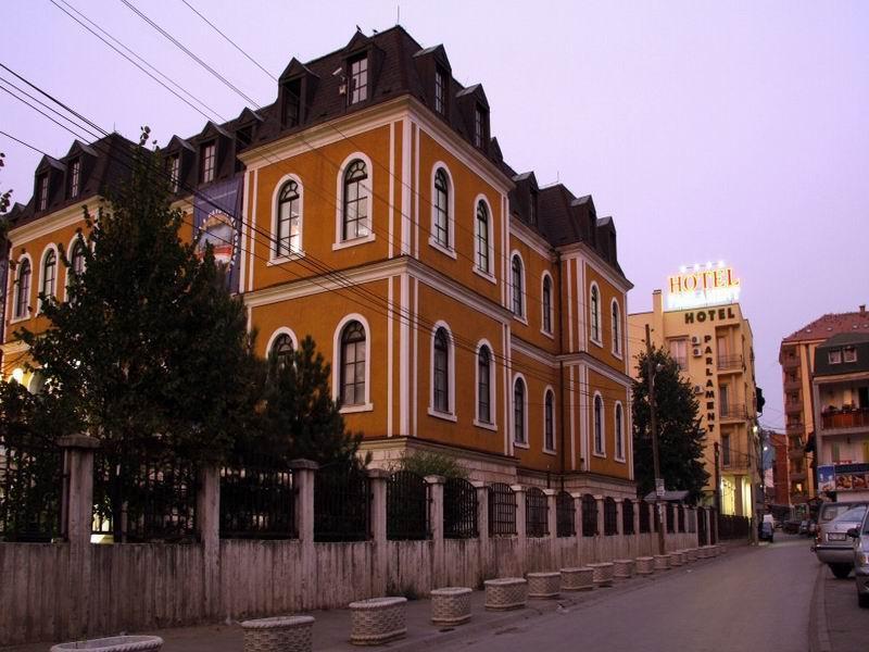 Hotel Parlament Pristina Esterno foto