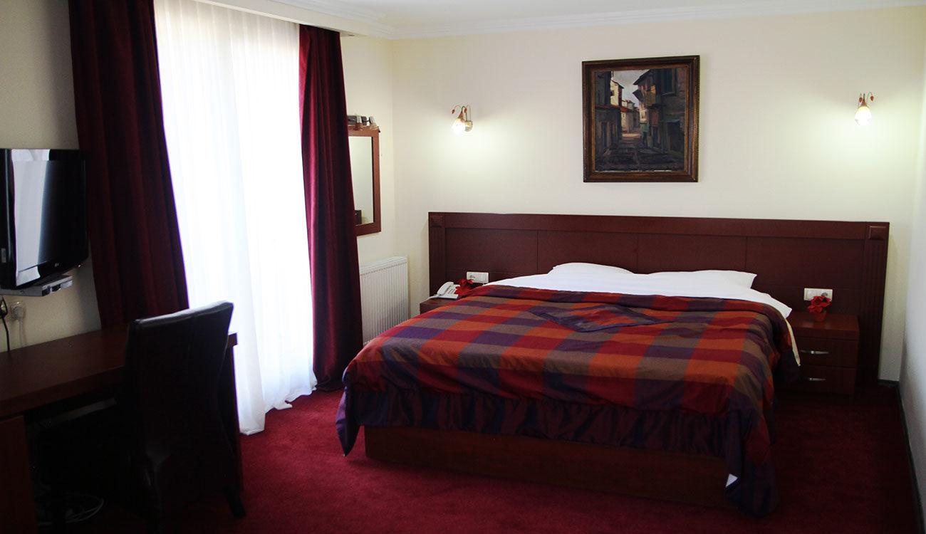 Hotel Parlament Pristina Esterno foto