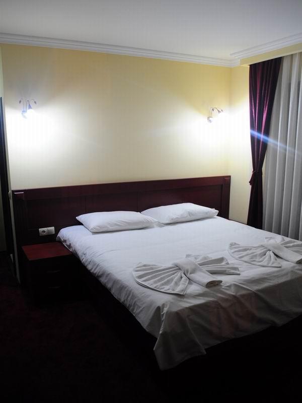 Hotel Parlament Pristina Esterno foto